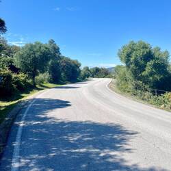 ..auch schon wieder die asphaltierte Straße, die immerhin kaum befahren wird.
