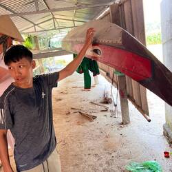 Fab demontiert uns das Rennboot seines Freundes