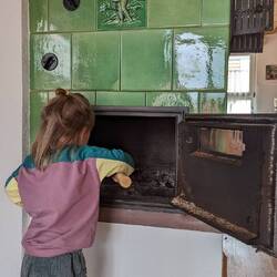 Per cleaning out the ashes of this traditional Kachelofen