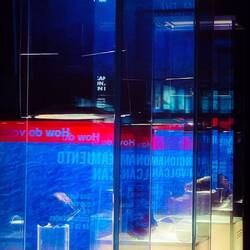 Vulkansteine in Glasvitrine