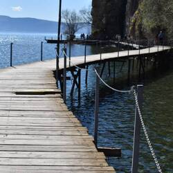 Passerelles permettant l'accès aux maisons et restaurants au bord du lac