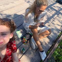 Fleißig am Karte Studieren