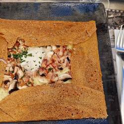 Und da ist auch schon ein weiteres "C" für "Crêpes" auf dem Teller gelandet.