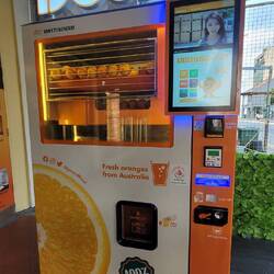 Zweimal frisch gepresster O-Saft bitte. Das Teil steht direkt vor unserem Hostel