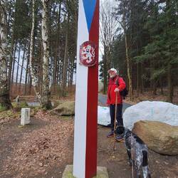 Der erste Grenzpfosten neben all den Grenzsteinen!