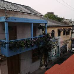 Blick von der Dachterrasse des Hostels auf die Straße