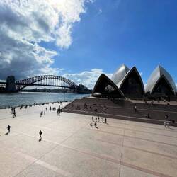 Weitwinkelfoto vom Park hinter der Oper - dieser geht dann über in den Botanischen Garten