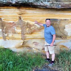 Sandstein und Zuckerrohr in seinen Händen