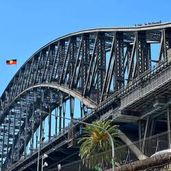 Man sieht rechts im Bild Menschen auf der Brücke
