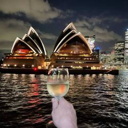 Chris prostet der Oper zu