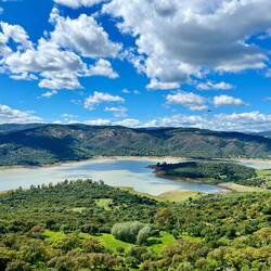 Von hier erhält man auch einen tollen Ausblick auf den Stausee.