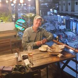 Luftig essen in cooler Resto Bar