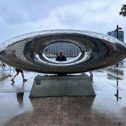 Vor dem Museum der zeitgenössischen Kunst