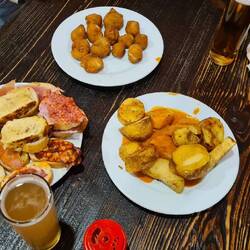 Man bestellt 3 Bier und bekommt dazu ein paar Tapas. Diese sind sehr üppig und lecker