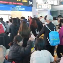 Am Bahnhof in Kunming. Bis auf den letzten Platz ausgebucht waren dann auch die Züge 🙈