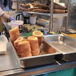 Zum Abschluss haben wir an der Uni in Kunming Baumstriezel gefunden ❤️