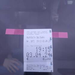 In der Parkplatzbeschreibung stand: Parkticket gut sichtbar hinterlegen, sonst gibt es Weckservice