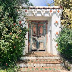 ..blicke ich auf die oberhalb der Kleinstadt angesiedelten..