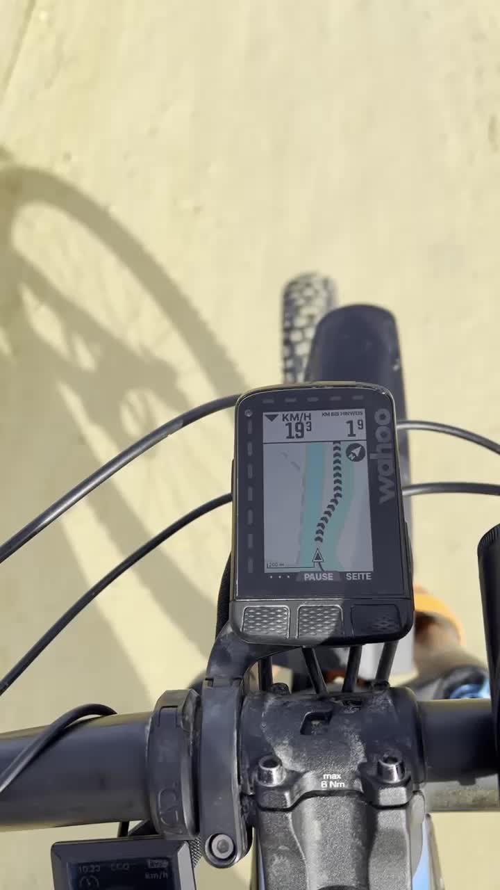 Fahrt auf der Piste durch die Salzfelder