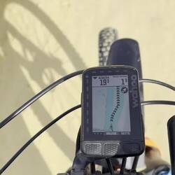 Fahrt auf der Piste durch die Salzfelder