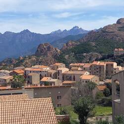 Sagone mit Berg Kulisse