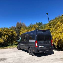 ein summender parkplatz am strand