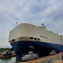 Die Loks steuern das Schiff, ziehen es aber nicht.