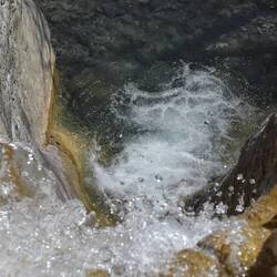 L'eau coule en cascade de bassins en bassins