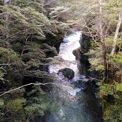 Kleine und große Schluchten durchfurchen die Berge