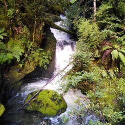 Von weit oben komme ich her, war einst Schnee und fließ jetzt ins Meer