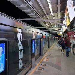 23:44 Uhr Station chong nonsi erreicht.