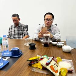 Vor der Fahrt zum Flughafen: Tee und Kaffee und Konversation.