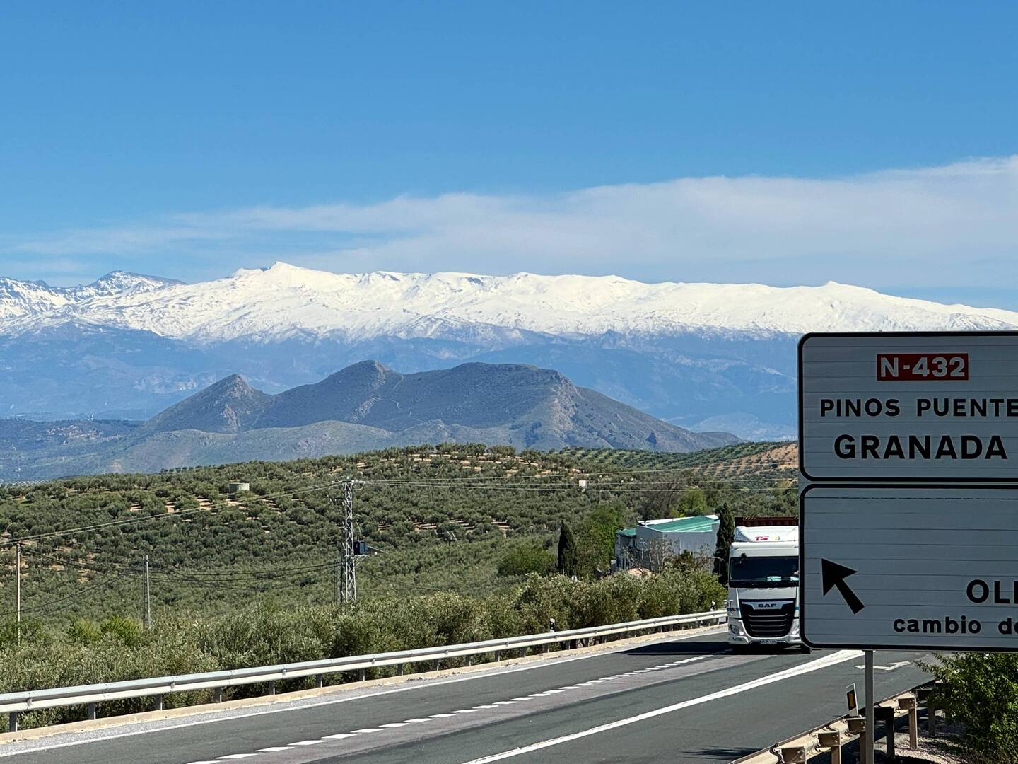 Sierra Nevada. Man kann Vormittags Skilaufen und nachmittags im Mittelmeer baden.