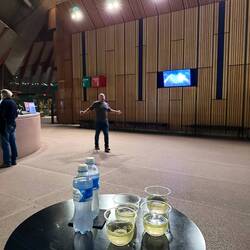 Chris tanzt in der Pause aus dem Saal