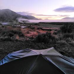 Der Sonnenaufgang zeigt ein gefrorenes Zelt