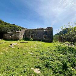 Es findet sich auch ein verlassenes Haus, wo nun Schafe leben.