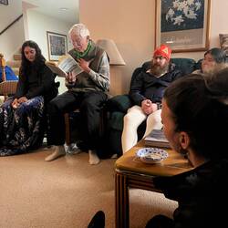 Scout liest aus einem seiner Bücher, welcher er zum Weitwandern geschrieben hat