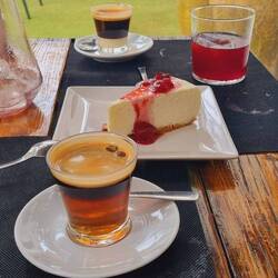 Im Vordergrund ein Carajillo, warmer Brandy mit einem Topping aus Espresso😀