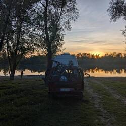 Sonnenuntergang und Livemusik von der Hochzeitsfeier (?) am anderen Flussufer