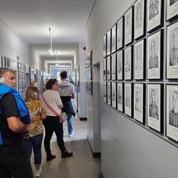 Couloir exposant les photos des déportés