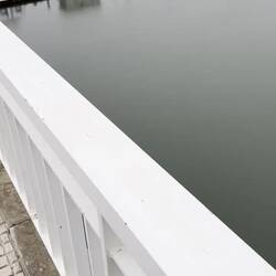 Fahrt über die Brücke über den Rio Gilão bei Travira