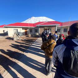 Bolivianische Grenzstation mit nettem Hintergrund