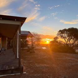 Auf einem kleinem Hügel gelegen gibt es tolle Sonnenuntergänge