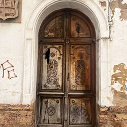 ..sind die schweren Holztüren.