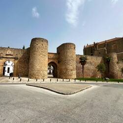 Die Stadt selbst ist teils von Mauern aus der maurischen Zeit umgeben.