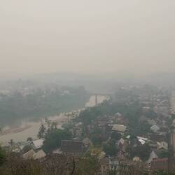 Die Stadt unterhalb des Phou Si-Gipfels liegt im Smog
