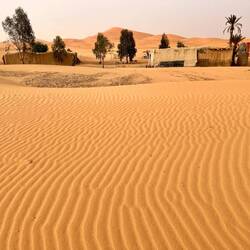 Hinter der ersten Düne ist eine kleine Café-Bar