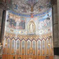 Der untere Teil der Kirche ist mit aufwändigen Mosaiken versehen.