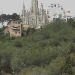 Schon ungewöhnlich, die Kombination aus Freizeitpark und Kirche