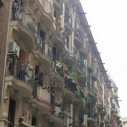 'einfaches' Wohnhaus gegenüber der Schule.